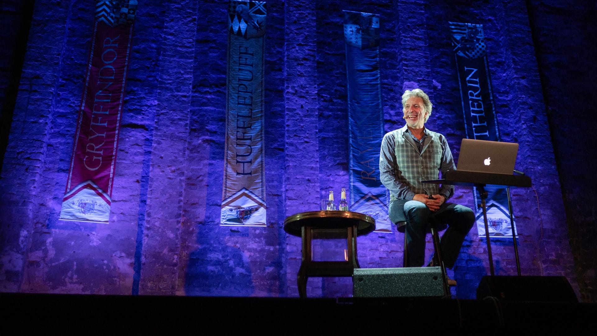 Rufus Beck bei einer Lesung in Berlin: Wiederhören mit Harry Potter nach 20 Jahren.