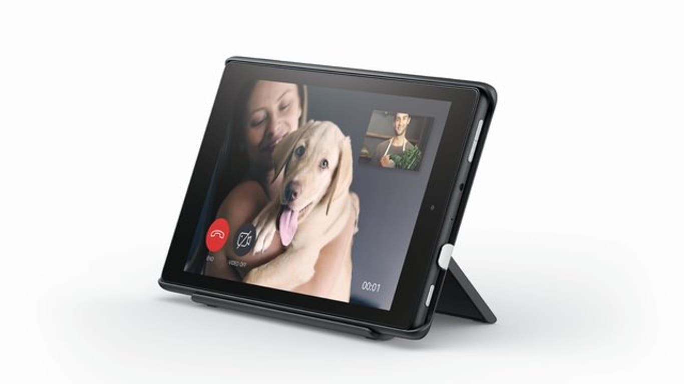 Amazons neues Android-Tablet Fire 8 HD wird zum Smart Display mit Alexa-Steuerung, wenn Nutzer es ins Ladedock stecken.