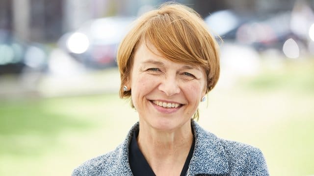 Elke Büdenbender, Ehefrau von Bundespräsident Steinmeier, findet Rauhaardackel toll. Elke Büdenbender, Ehefrau von Bundespräsident Steinmeier, findet Rauhaardackel toll.