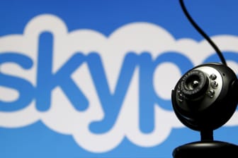 Eine Webcam steht vor dem Skype-Logo: Mit dem Microsoft-Programm lassen sich jetzt Video-Chats auch aufnehmen.