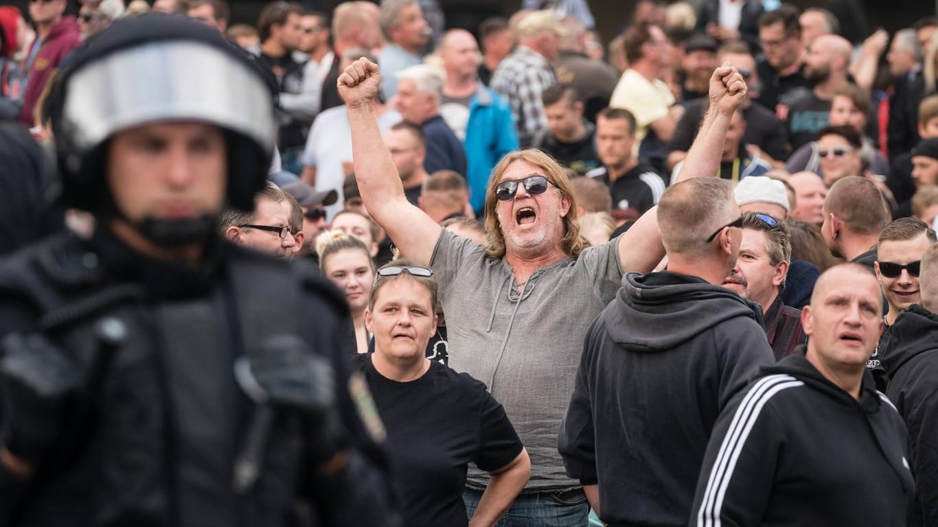 Hooligans und Nazis auf der Demo in Chemnitz am Montag Ende August. Nachdem Verfassungsschutz-Chef Maaßen davon sprach, dass es in der Stadt keine Hetzjagden gegeben hat, ist eine Debatte um den Begriff entbrannt.