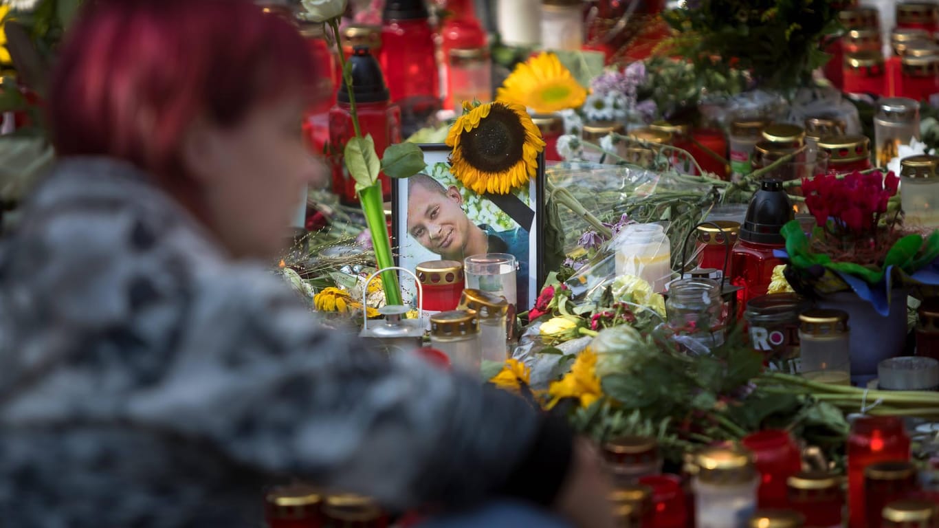 Blumen, Kerzen und ein Bild des Opfers Daniel H. am Tatort in Chemnitz: Durch die Hetzjagd-Debatte werden die Ereignisse nach seinem Tod kleingeredet.