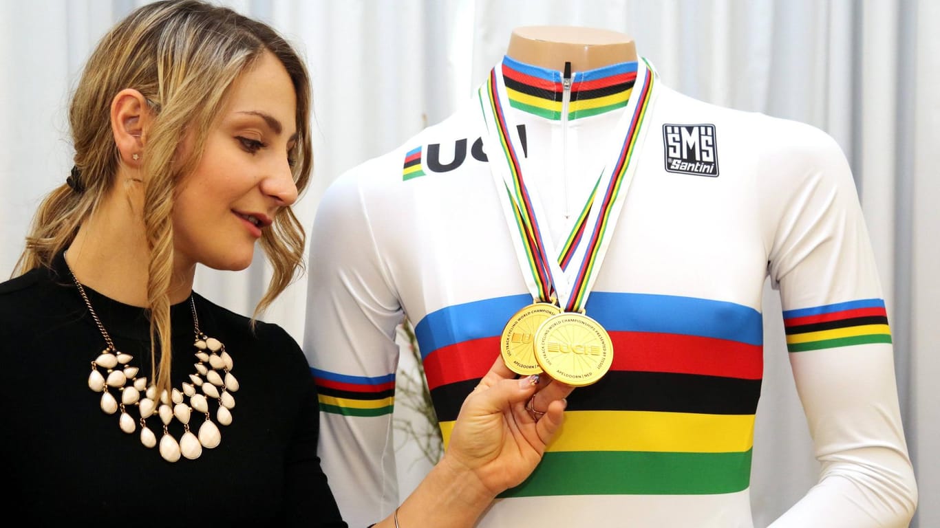 Stolz präsentiert Kristina Vogel im März 2018 ihre beiden Goldmedaillen.