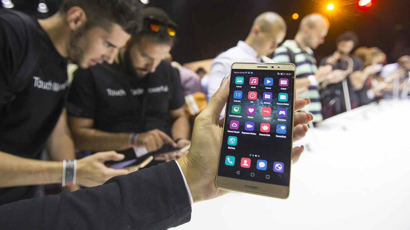 Journalisten auf der IFA schauen sich das neue Huawei Mate S an: Der chinesische Konzern soll vier aktuelle Smartphone-Modelle mit einer Schummel-Software manipuliert haben.