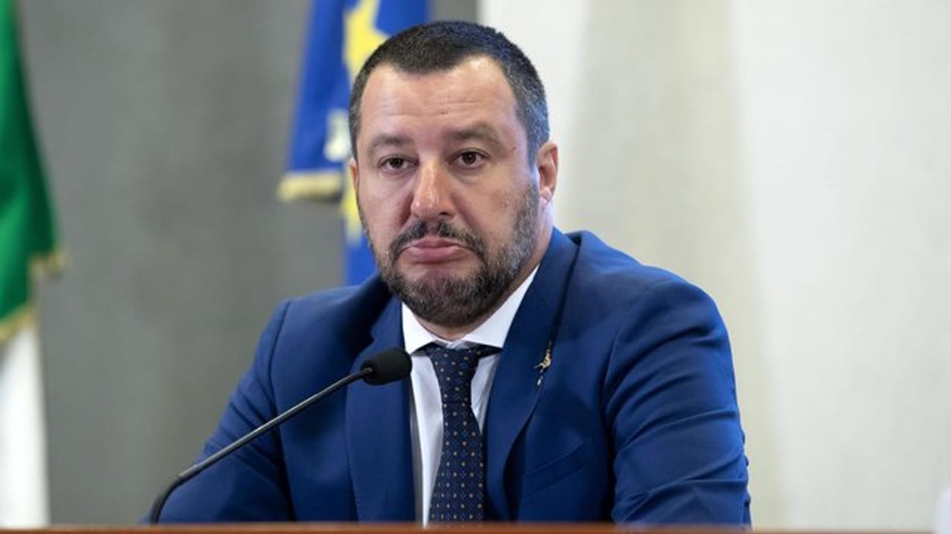 Salvini "erschwerte Freiheitsberaubung" vorgeworfen.