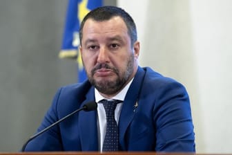 Salvini "erschwerte Freiheitsberaubung" vorgeworfen.