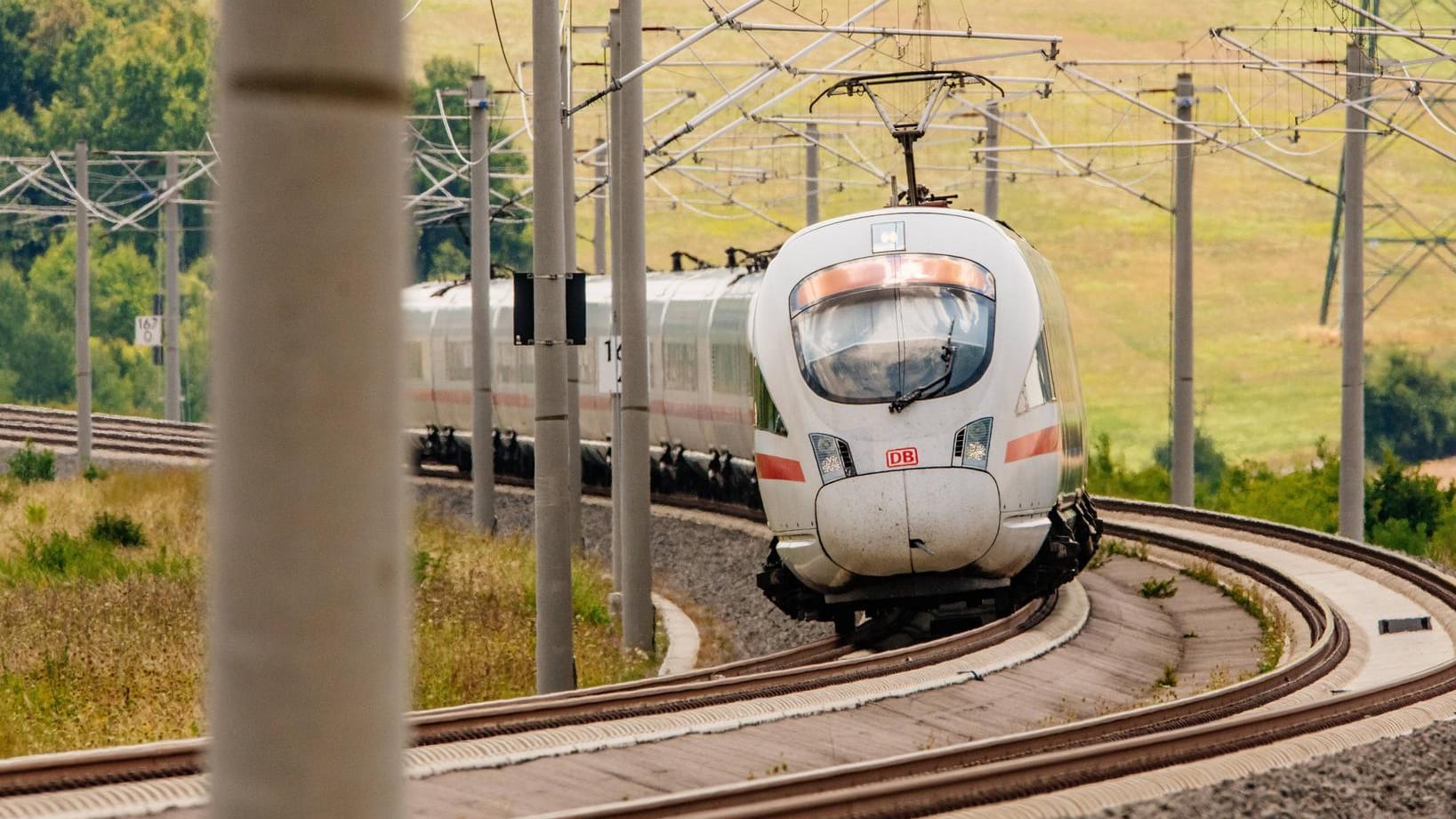 Ein ICE der Deutschen Bahn: Das Unternehmen muss auf die Schuldenkrise reagieren.