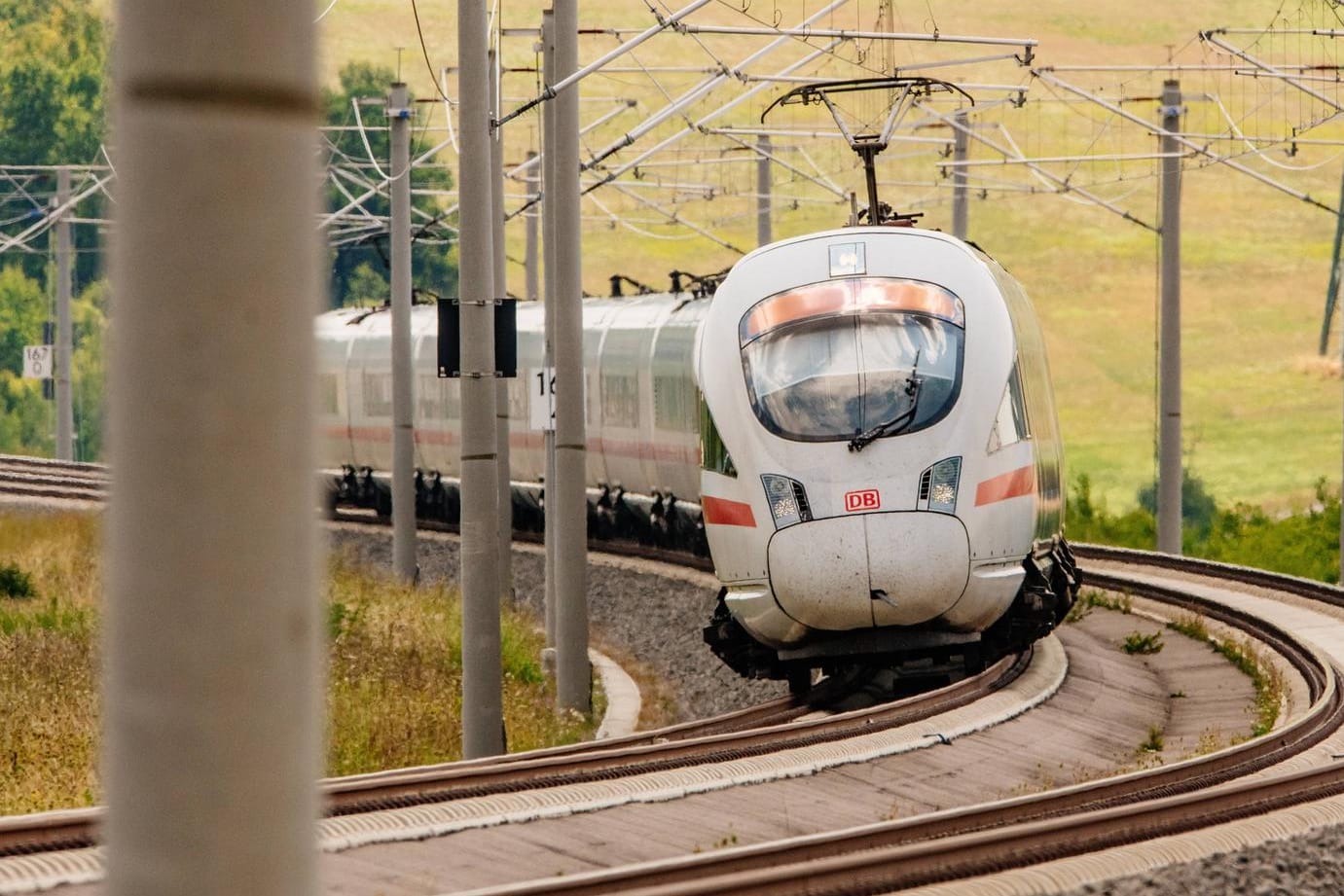 Ein ICE der Deutschen Bahn: Das Unternehmen muss auf die Schuldenkrise reagieren.