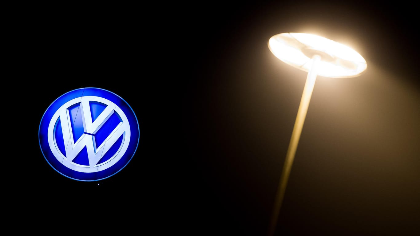 Volkswagen-Logo an einem Werksgebäude: In Nordamerika haben Vergleiche den Autoriesen bisher mehr als 25 Milliarden Euro gekostet. Jetzt steht in Deutschland ein Showdown im Mammut-Rechtsstreit mit Anlegern bevor.