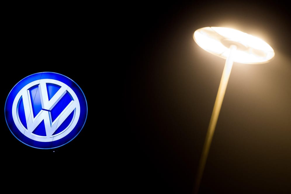 Volkswagen-Logo an einem Werksgebäude: In Nordamerika haben Vergleiche den Autoriesen bisher mehr als 25 Milliarden Euro gekostet. Jetzt steht in Deutschland ein Showdown im Mammut-Rechtsstreit mit Anlegern bevor.