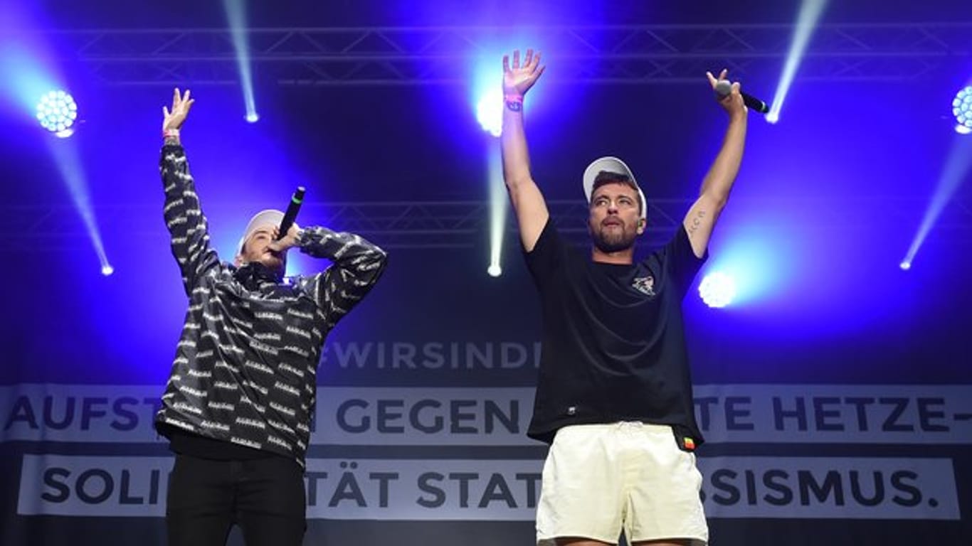 Die Rapper Casper (l) und Marteria beim "#wirsindmehr"-Konzert in Chemnitz.