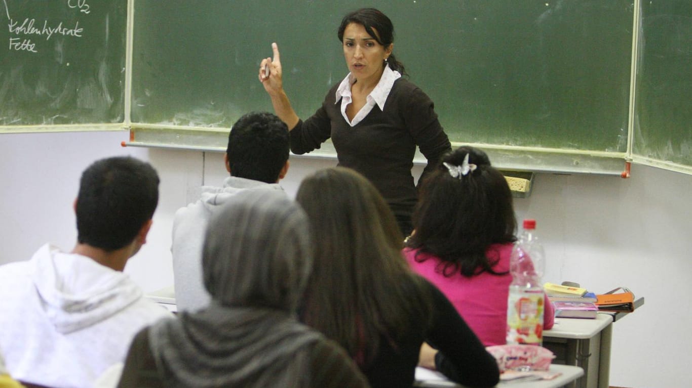 Eine Schulklasse in Deutschland: Muslimische Schüler tun sich schwer mit deutschen Geschichtsunterricht. Deshalb müsste der Lehrplan geändert werden, meint unsere Kolumnistin.