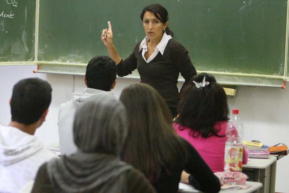 Eine Schulklasse in Deutschland: Muslimische Schüler tun sich schwer mit deutschen Geschichtsunterricht. Deshalb müsste der Lehrplan geändert werden, meint unsere Kolumnistin.