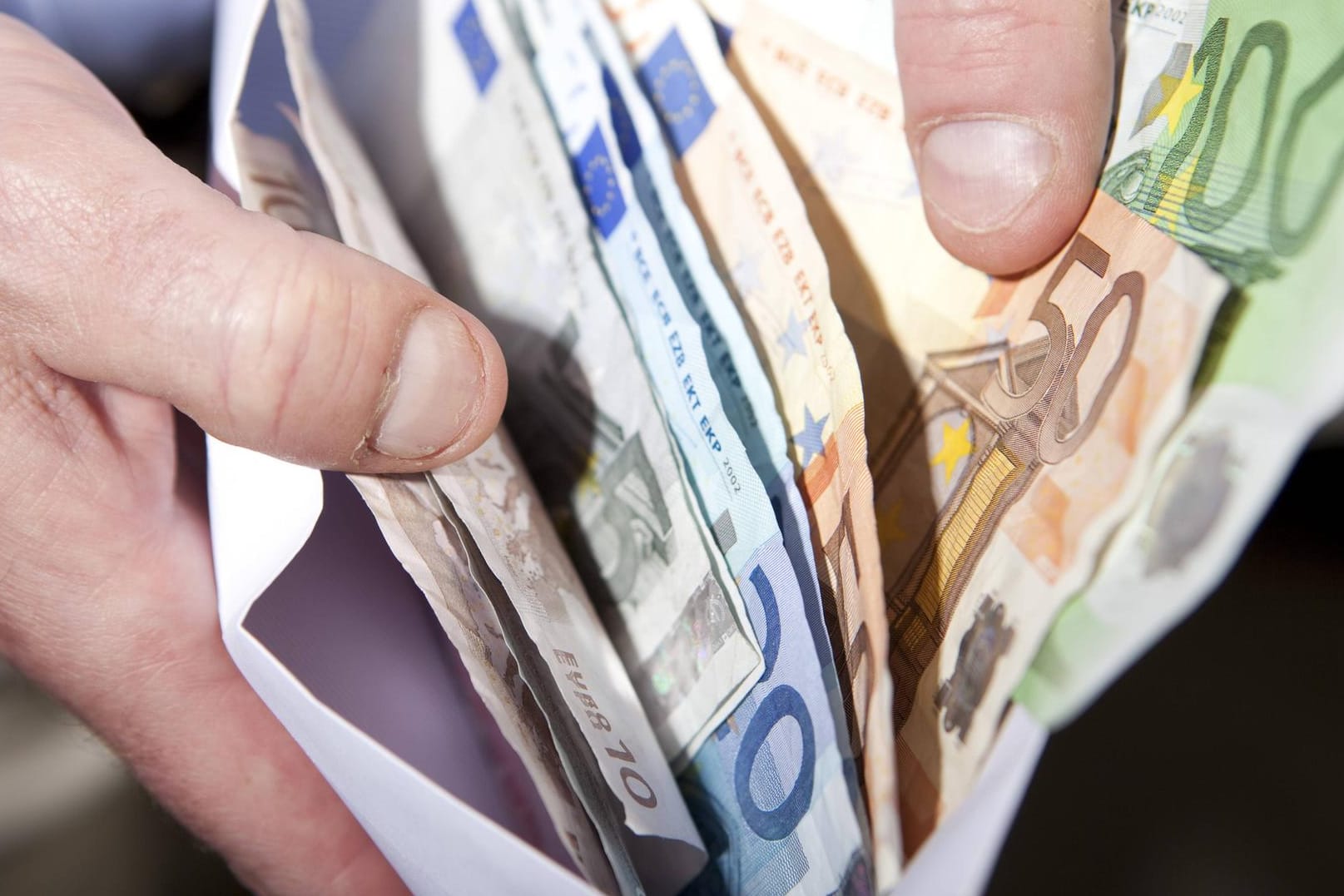 Umschlag mit Geld: Woher das Geld stammt, ist bislang unklar. (Symbolbild)