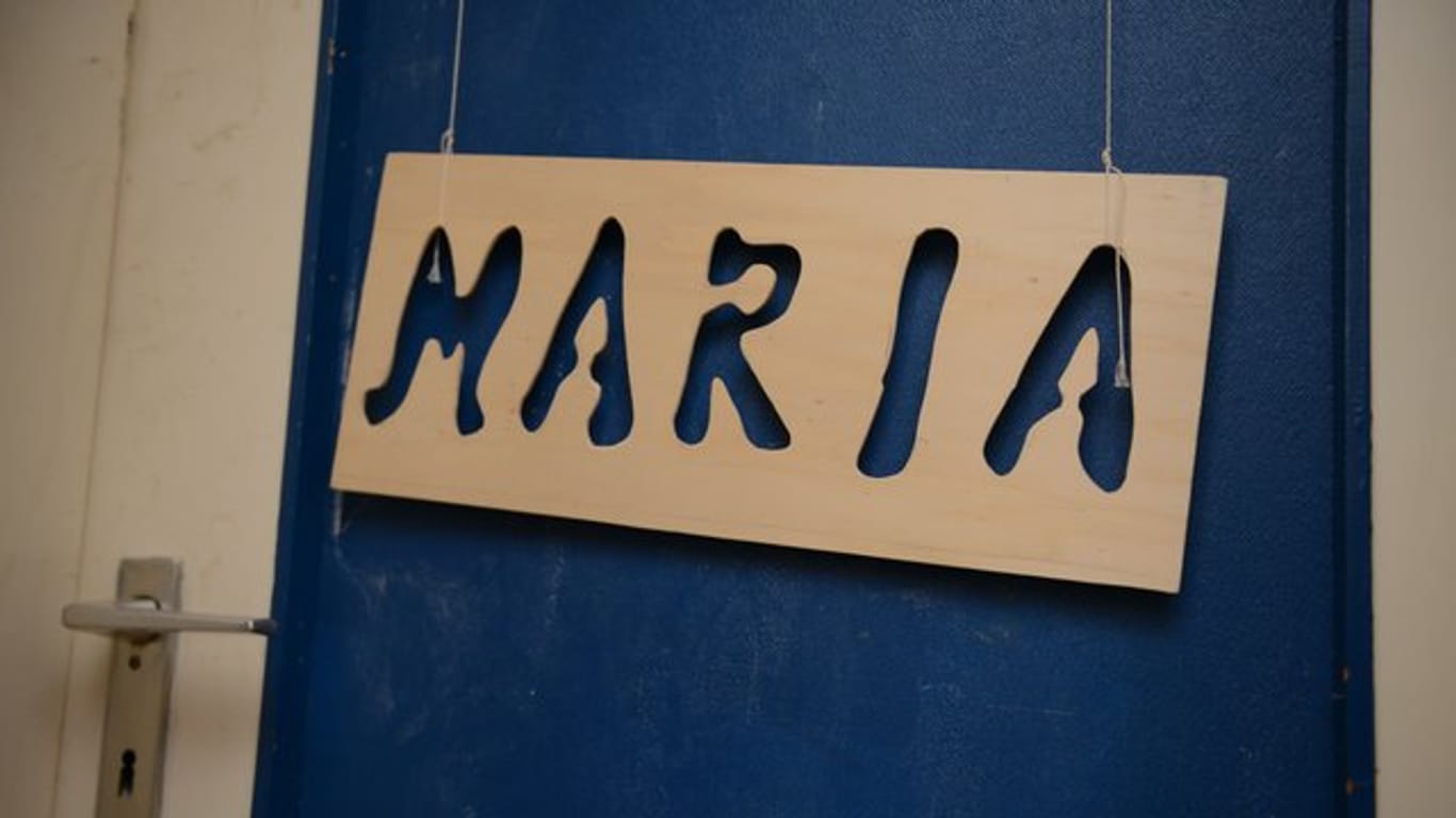 Marias Namensschild an ihrer Zimmertür in der Wohnung der Mutter.