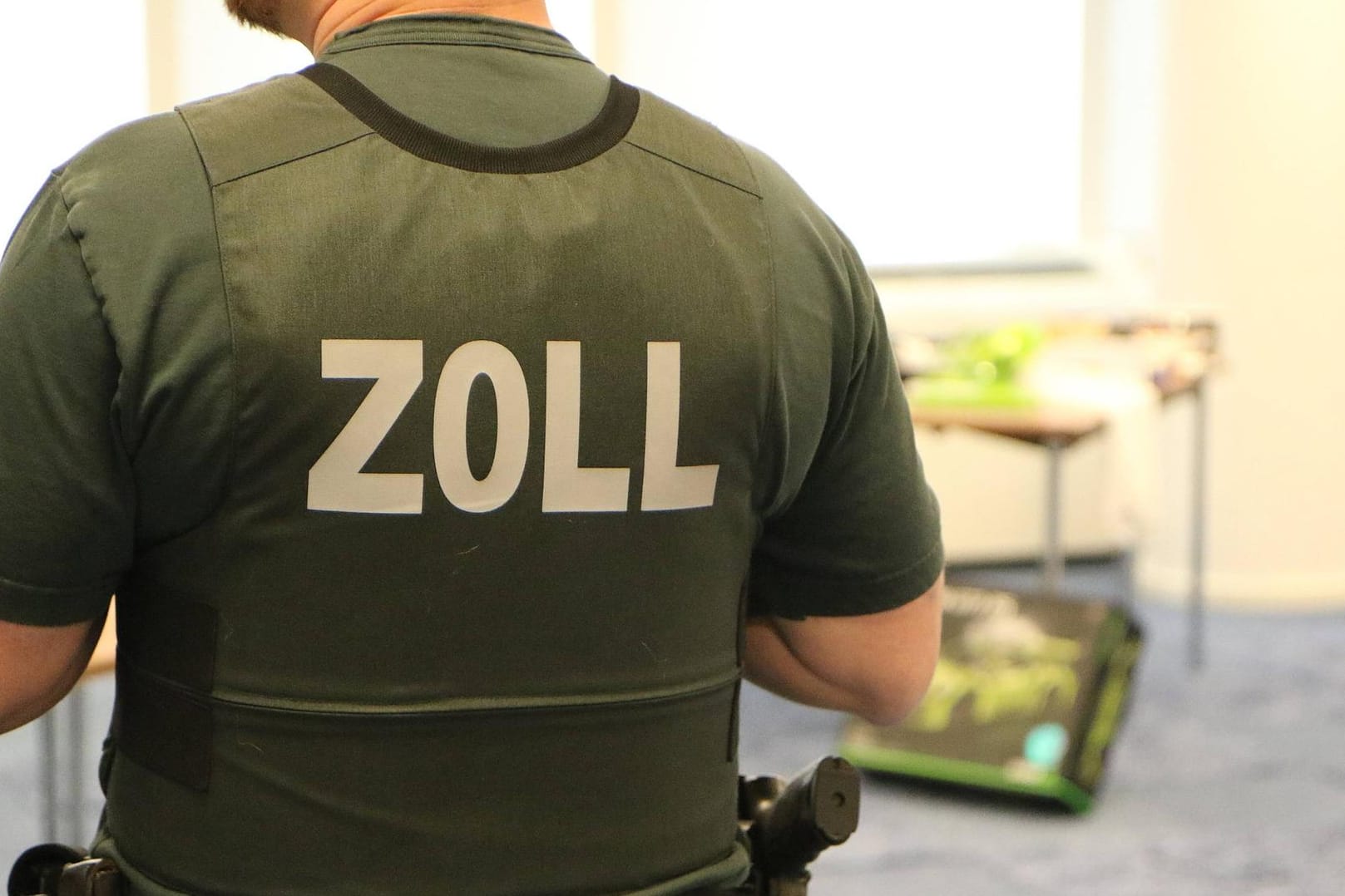 Ein Zöllner am Frankfurter Flughafen: Maximal dürfen 200 Zigaretten nach Deutschland eingeführt werden.