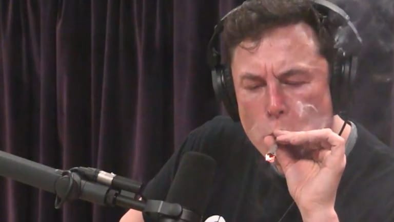 Tesla-Chef Musk mit dem Joint: Vor Live-Kameras raucht der US-Erfinder Marihuana mit dem Moderator.