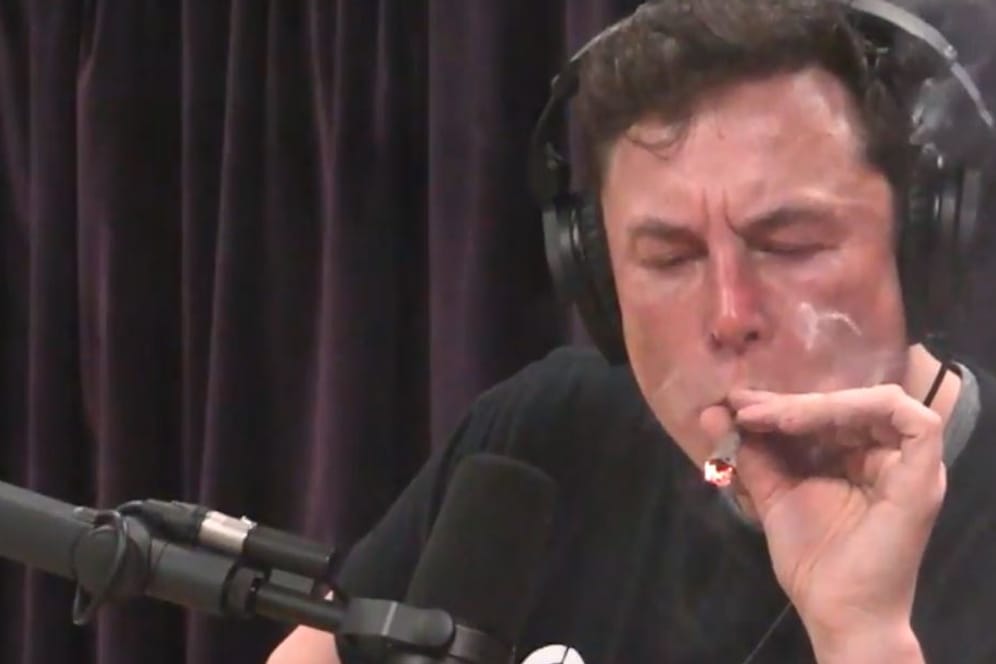 Tesla-Chef Musk mit dem Joint: Vor Live-Kameras raucht der US-Erfinder Marihuana mit dem Moderator.
