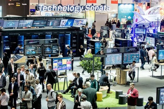 Besucher gehen über den Stand des Unternehmens Huawei bei der Digitalisierungsmesse Cebit.