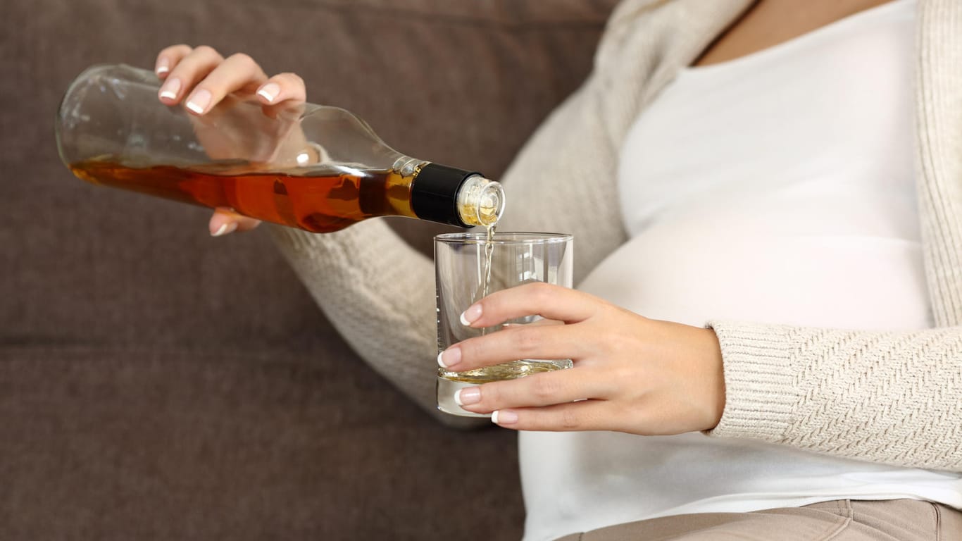Schwangere mit Alkohol: In der Schwangerschaft sollten Frauen auf Bier, Wein, Schnaps und Co. verzichten.