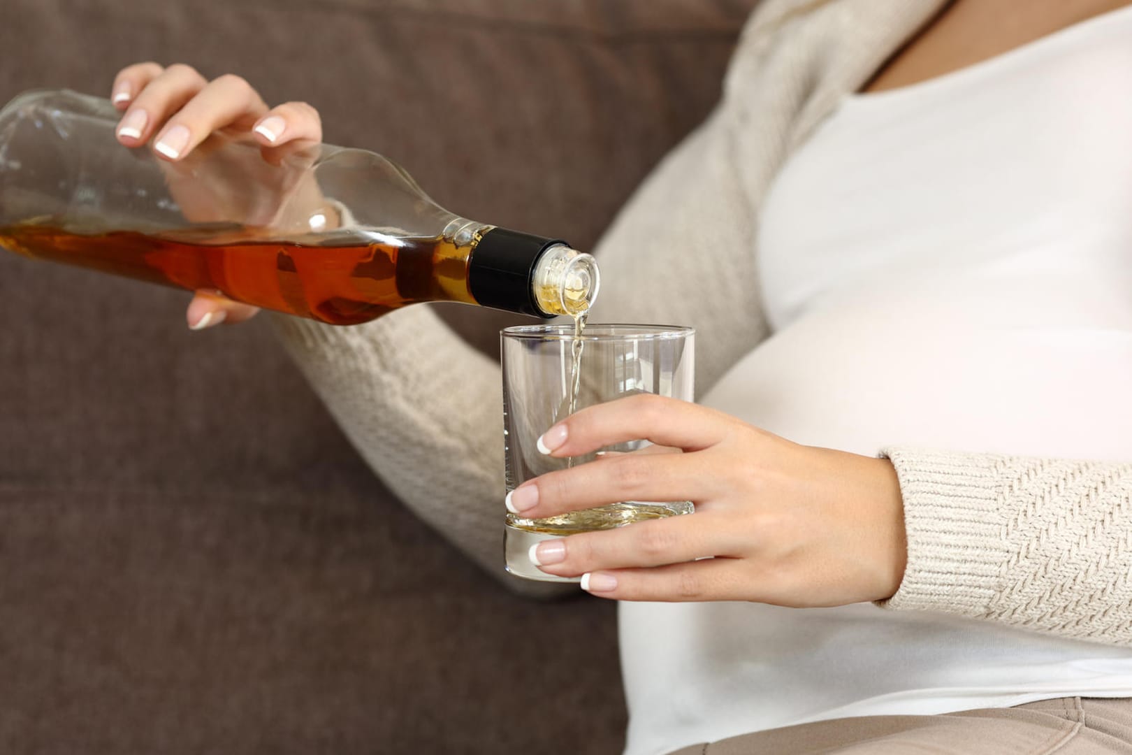 Schwangere mit Alkohol: In der Schwangerschaft sollten Frauen auf Bier, Wein, Schnaps und Co. verzichten.