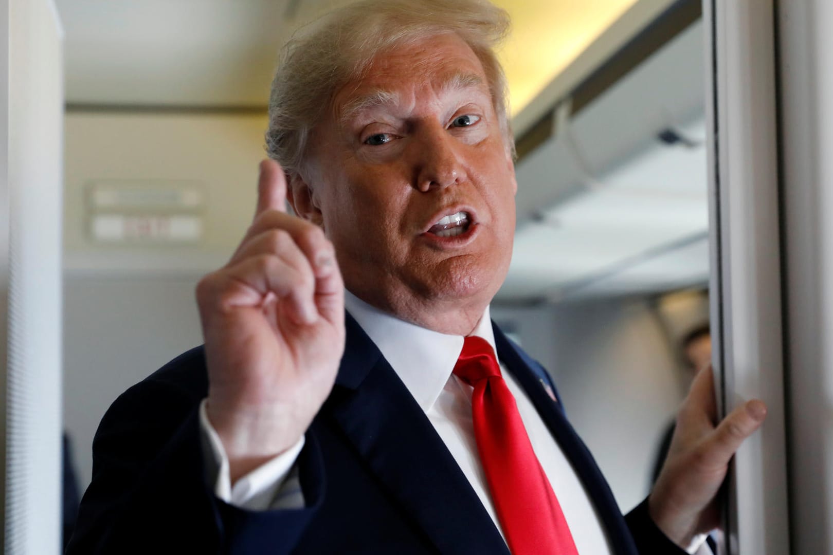 US-Präsident Donald Trump an Bord der Air Force One: Er werde die Justiz auf den Fall ansetzen, kündigte er an.