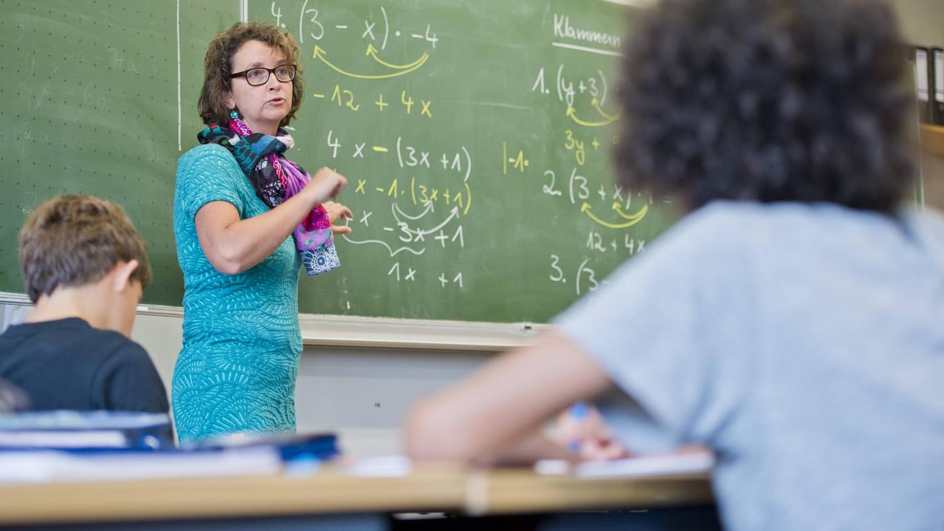 Eine Lehrerin unterrichtet Mathematik in einer Klasse in Göttingen (Symbolbild): Durch den anhaltenden Lehrermangel müssen Lehrkräfte auch teilweise Fächer unterrichten, die sie nicht gelernt haben.