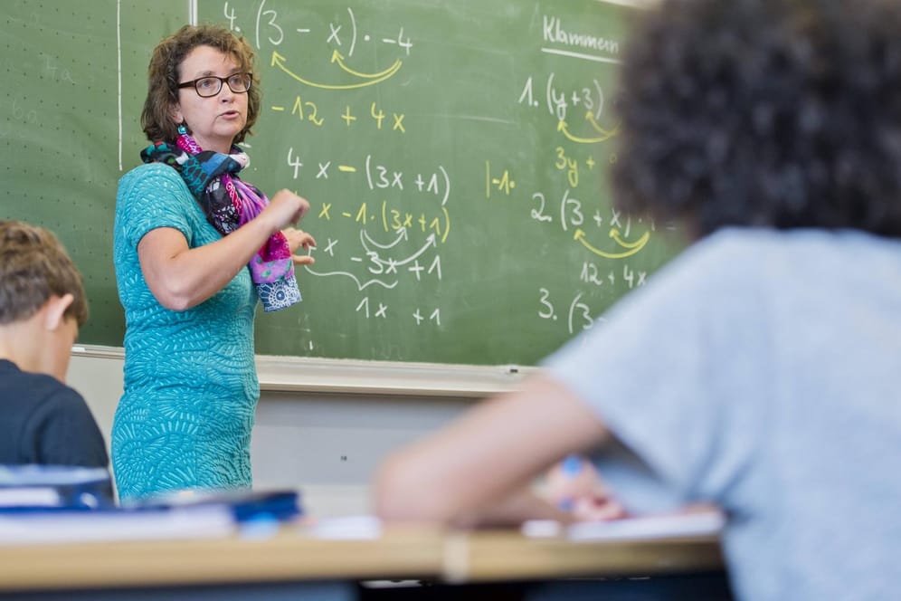 Eine Lehrerin unterrichtet Mathematik in einer Klasse in Göttingen (Symbolbild): Durch den anhaltenden Lehrermangel müssen Lehrkräfte auch teilweise Fächer unterrichten, die sie nicht gelernt haben.