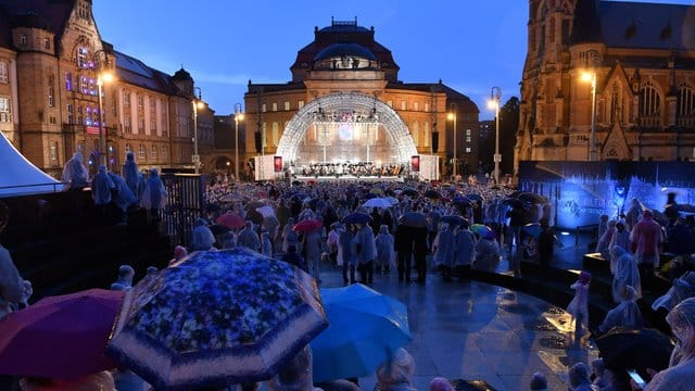 Die Kulturbetriebe der Stadt setzten mit einem Open-Air-Konzert ein Zeichen gegen Fremdenfeindlichkeit, Hetze und Gewalt. Die Kulturbetriebe der Stadt setzten mit einem Open-Air-Konzert ein Zeichen gegen Fremdenfeindlichkeit, Hetze und Gewalt.