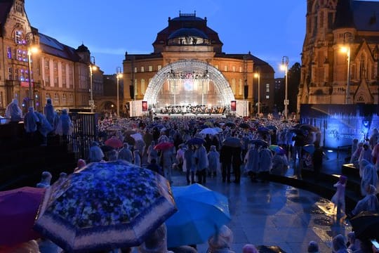 Die Kulturbetriebe der Stadt setzten mit einem Open-Air-Konzert ein Zeichen gegen Fremdenfeindlichkeit, Hetze und Gewalt.
