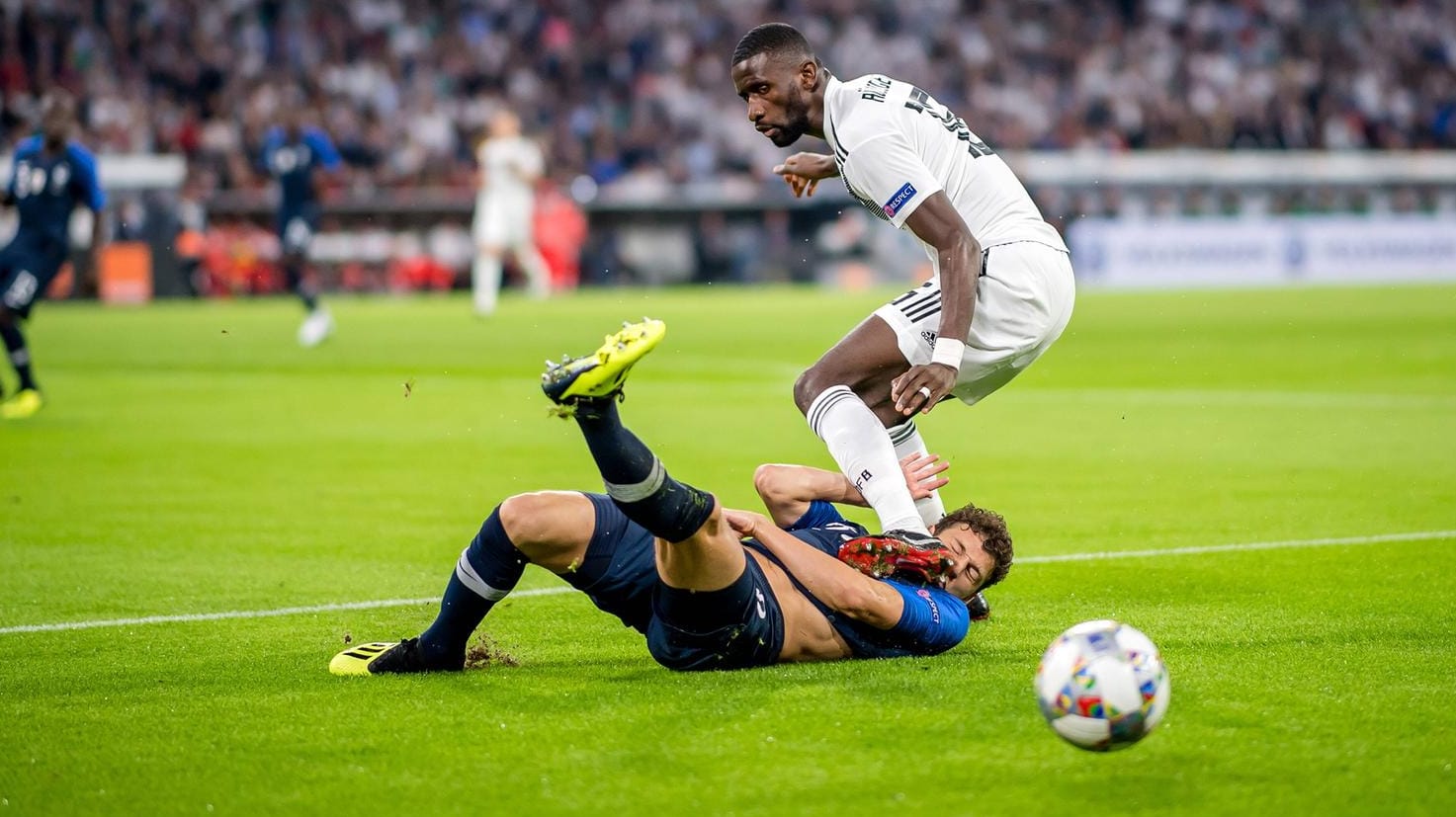 Unschöne Szene: Rüdiger (r.) trifft Pavard am Hals.