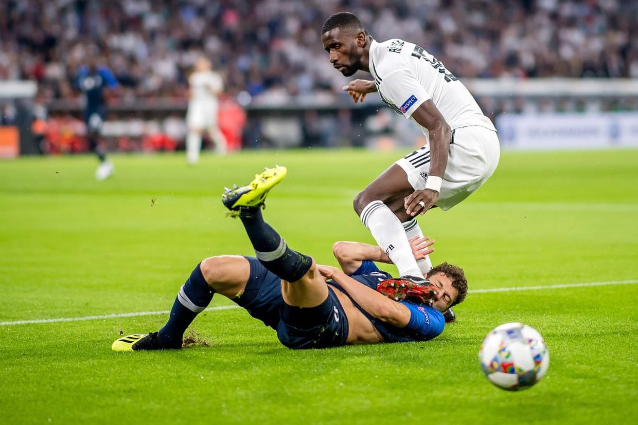 Unschöne Szene: Rüdiger (r.) trifft Pavard am Hals.