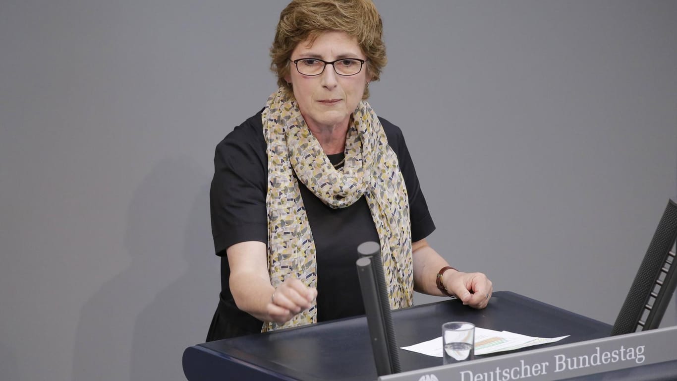 "Seehofer ist überfordert": Grünen-Politikerin Britta Haßelmann kritisiert, dass der Bayer nicht sauber Partei und Ministerium getrennt hat.