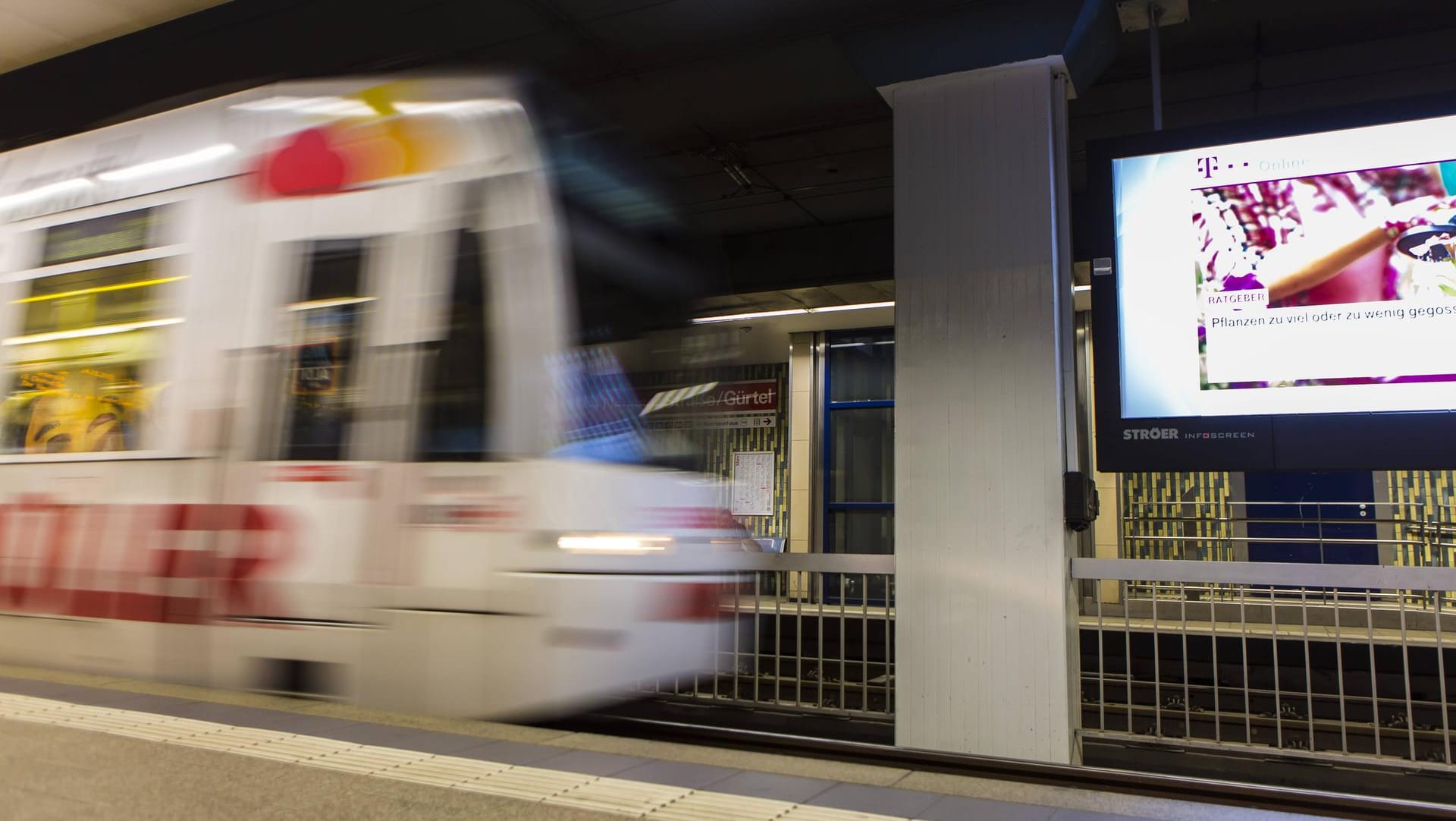 U-Bahnhaltestelle in Köln: Ein junger Mann soll einen ihm unbekannten Fahrgast auf die Gleise geschubst haben. (Symbolbild) U-Bahnhaltestelle in Köln: Ein junger Mann soll einen ihm unbekannten Fahrgast auf die Gleise geschubst haben. (Symbolbild)