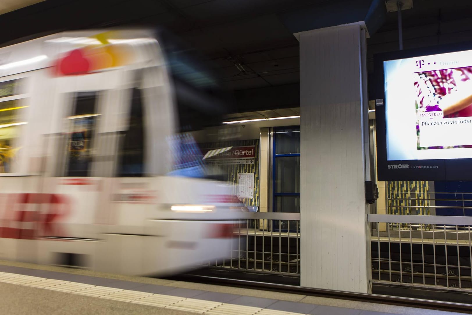 U-Bahnhaltestelle in Köln: Ein junger Mann soll einen ihm unbekannten Fahrgast auf die Gleise geschubst haben. (Symbolbild)