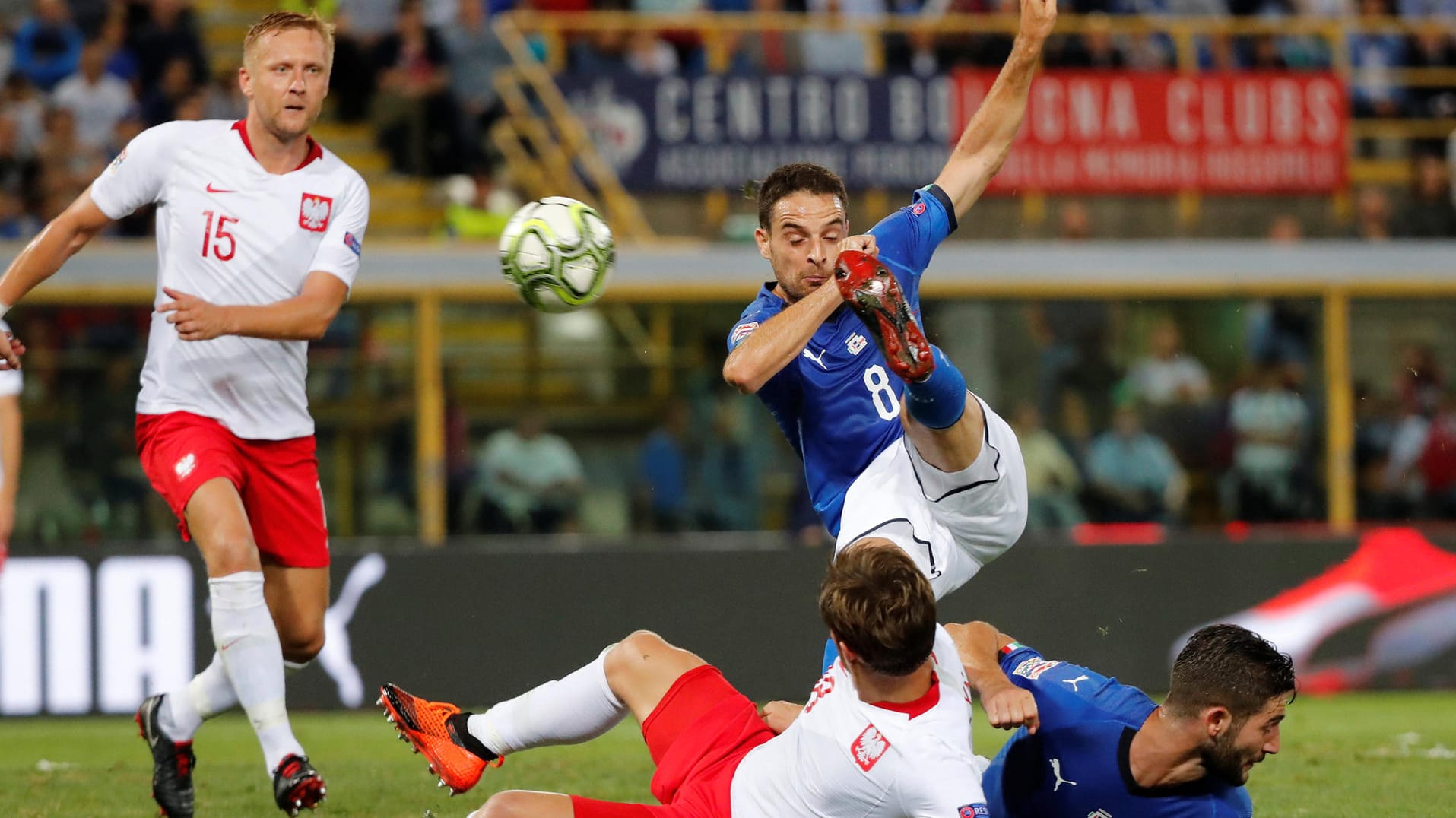 Italiens Bonaventura (M.) bei einer Chance gegen Polen.