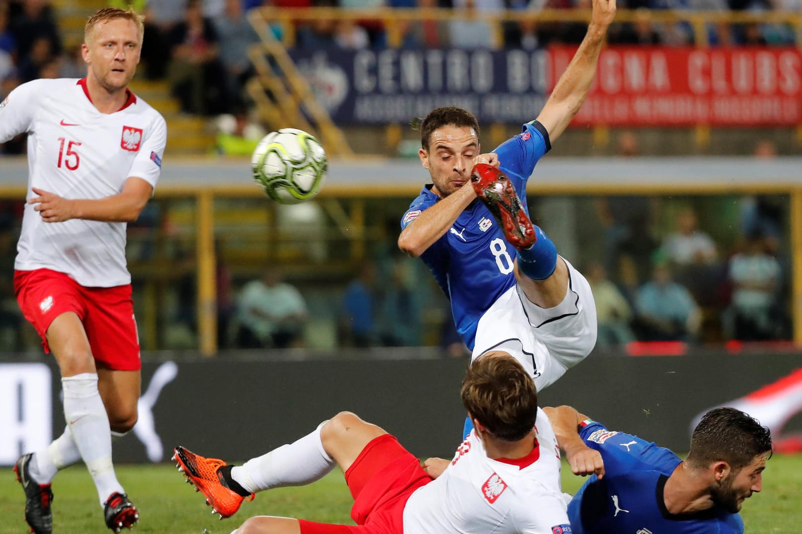 Italiens Bonaventura (M.) bei einer Chance gegen Polen.