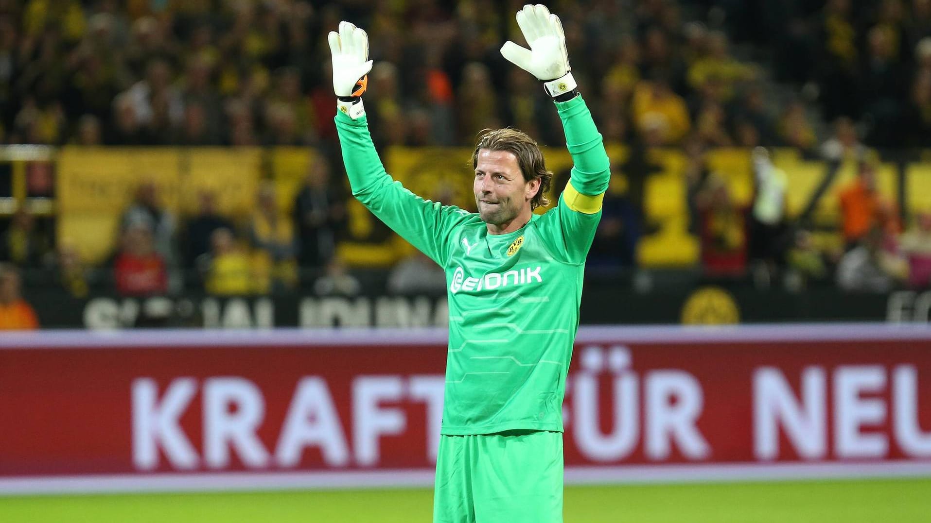 Sichtlich bewegt: Weidenfeller beim Abschied im Dortmunder Stadion.