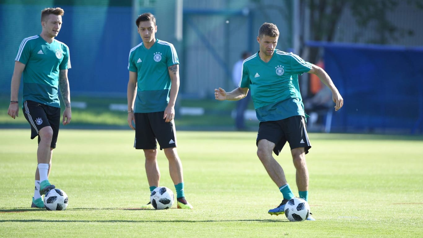 Wertschätzung: Für Reus (li.) ist Özil (hier im DFB-Training mit Thomas Müller) "einer der besten Spieler, mit denen ich zusammengespielt habe."