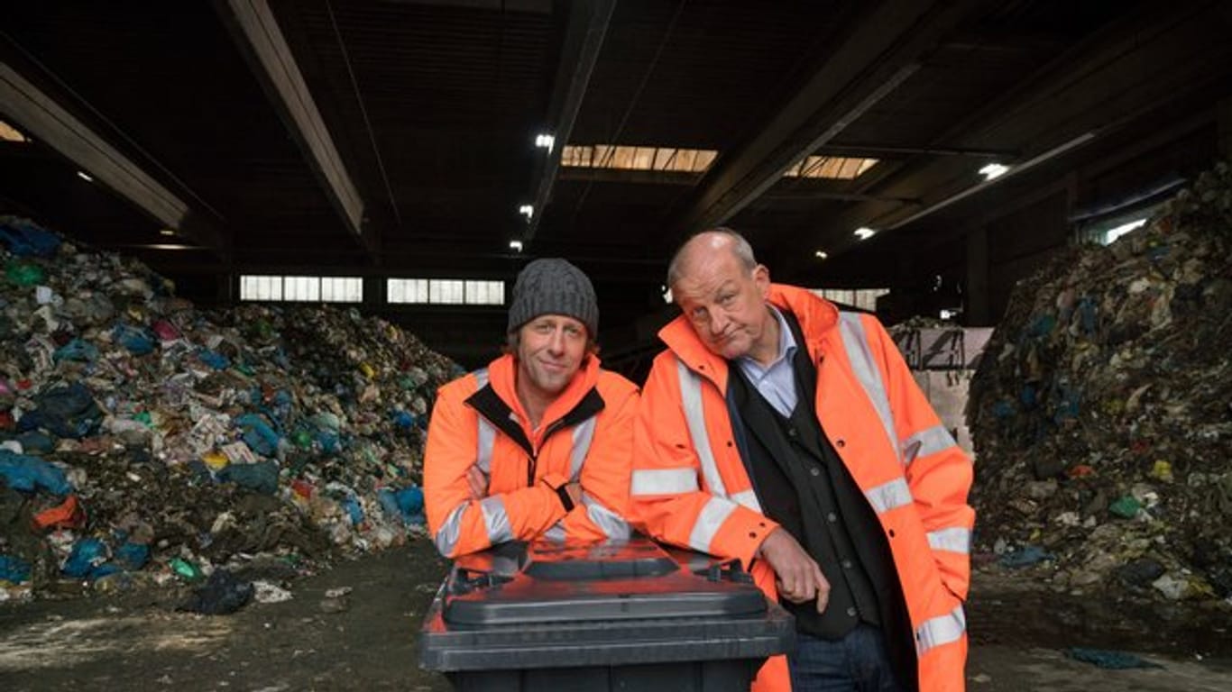 Wilsberg (Leonard Lansink, r) und Ekki (Oliver Korittke) wühlen im Müll.