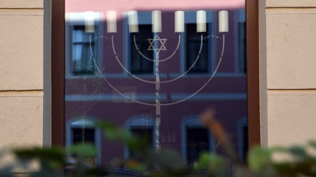 Eine Menora steht im Fenster des jüdischen Restaurants Schalom im Zentrum von Chemnitz. Eine Menora steht im Fenster des jüdischen Restaurants Schalom im Zentrum von Chemnitz.
