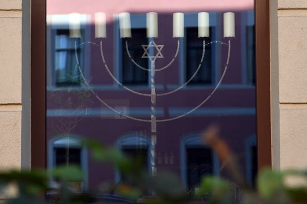 Eine Menora steht im Fenster des jüdischen Restaurants Schalom im Zentrum von Chemnitz.