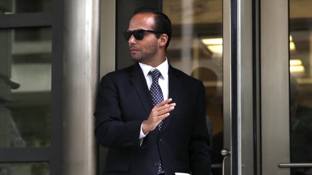 George Papadopoulos, früherer Berater des damaligen Präsidentschaftskandidaten Trump, verlässt das Bundesgericht. George Papadopoulos, früherer Berater des damaligen Präsidentschaftskandidaten Trump, verlässt das Bundesgericht.