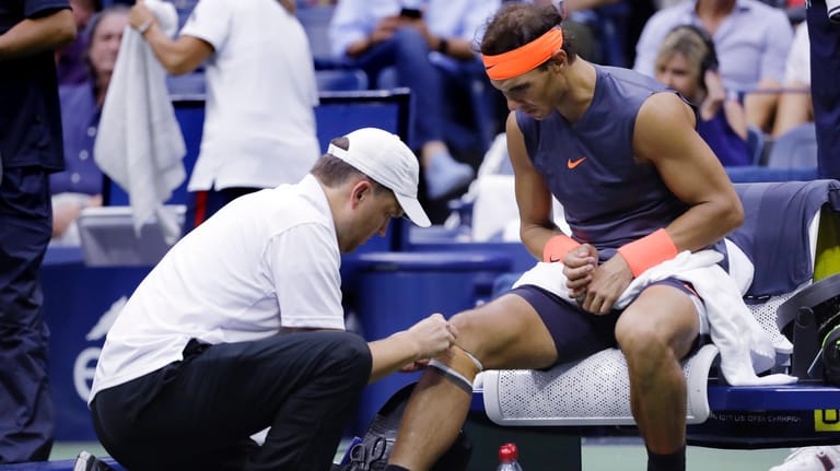 Rafael Nadal wird behandelt. Wie schon bei den Australien Open musste er letztlich aufgeben.