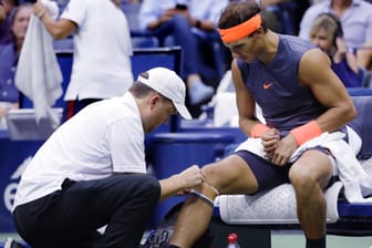 Rafael Nadal wird behandelt. Wie schon bei den Australien Open musste er letztlich aufgeben.