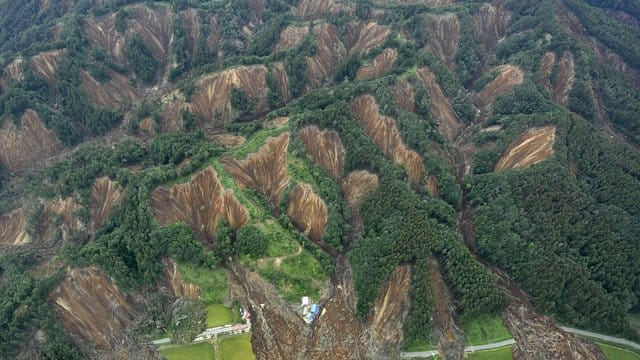 Blick auf verschiedene Erdrutsche, die durch das Erdbeben in Japan ausgelöst wurden.