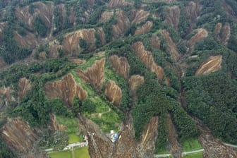 Blick auf verschiedene Erdrutsche, die durch das Erdbeben in Japan ausgelöst wurden.
