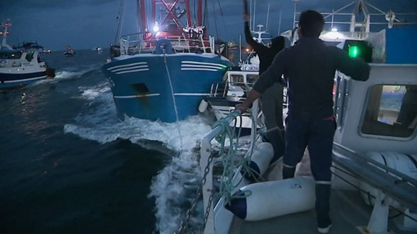 Dieses Videostandbild zeigt eine Auseinandersetzung zwischen französischen und britischen Fischern.