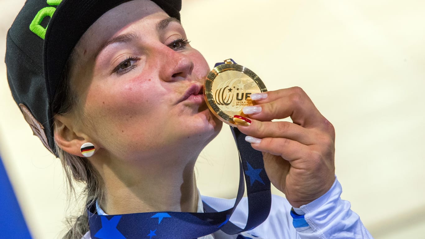 Kristina Vogel feiert nach dem Sieg im Keirin-Rennen bei der Bahnrad-Europameisterschaft 2017 auf dem Velodrom in Berlin ihre Goldmedaille. Sie ist die erfolgreichste Sportlerin der Bahnradsport-Geschichte.