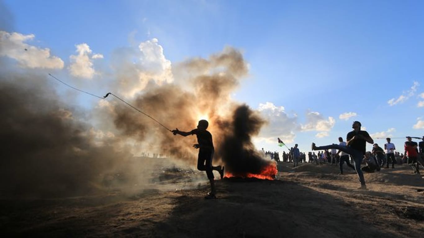 Bei Auseinandersetzungen mit israelischen Soldaten an der Gaza-Grenze ist nach palästinensischen Angaben ein Jugendlicher erschossen worden.